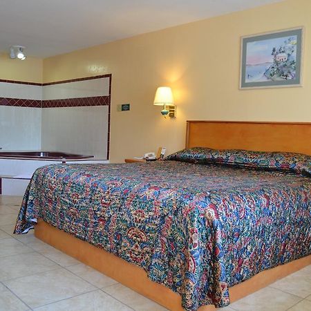 Deluxe Inn And Suites Weslaco Bagian luar foto