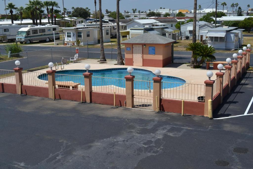 Deluxe Inn And Suites Weslaco Bagian luar foto