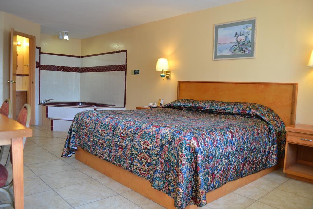 Deluxe Inn And Suites Weslaco Bagian luar foto