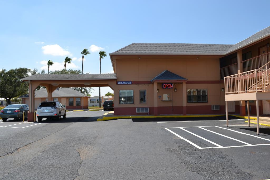 Deluxe Inn And Suites Weslaco Bagian luar foto