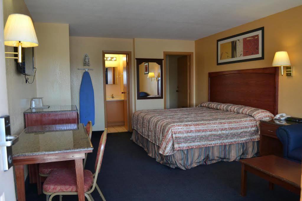 Deluxe Inn And Suites Weslaco Bagian luar foto